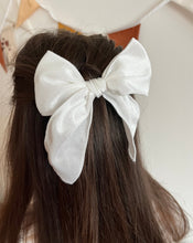 Load image into Gallery viewer, Hair clip girl white 
